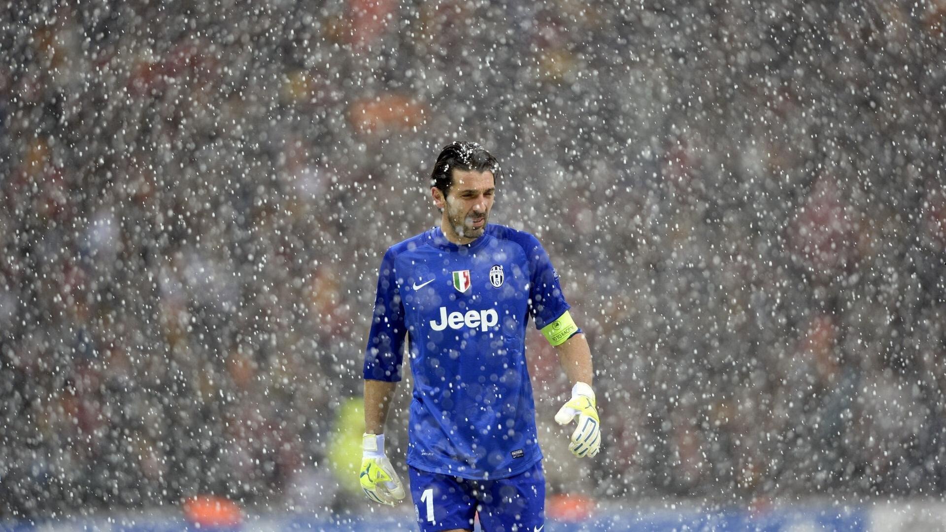 银河战舰兵临城下！皇马全队抵达大都会球场，马德里德比一触即发